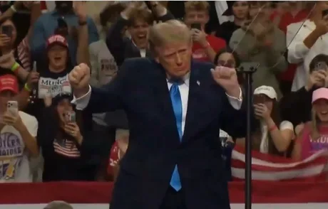 Donald Trump dansează la un miting electoral, susținut de fani entuziaști.