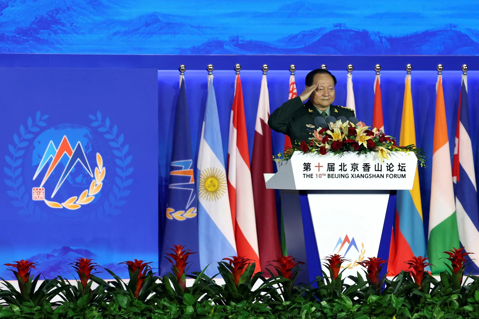 General chinez la un forum internațional, salutând participanții.