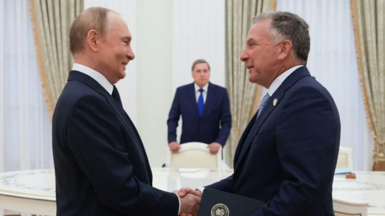 Întâlnire între Steve Witkoff și Vladimir Putin la Palatul Constantin din Sankt Petersburg.