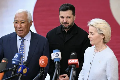 Diplomați discutând despre negocierile de aderare ale Ucrainei și Moldovei la UE.