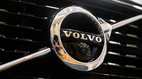 Sigla Volvo pe un fundal negru, simbol al inovației auto.