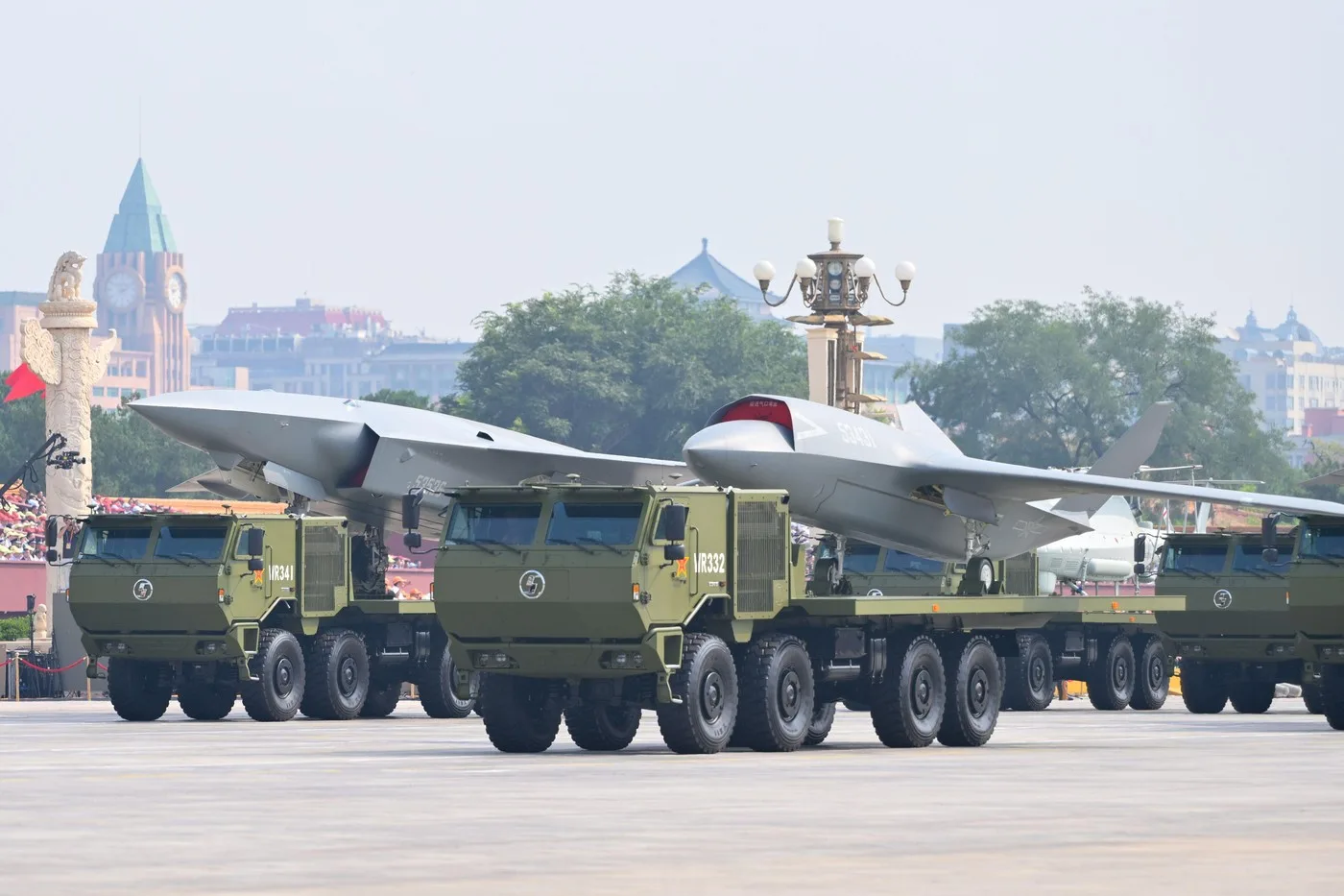 Drone militare chinezești expuse la o paradă, evidențiind avansurile tehnologice.