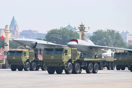 Drone militare chinezești expuse la o paradă, evidențiind avansurile tehnologice.