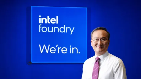 Seok-Hee Lee, noul vicepreședinte executiv la Intel Foundry, zâmbind în fața unui panou Intel.