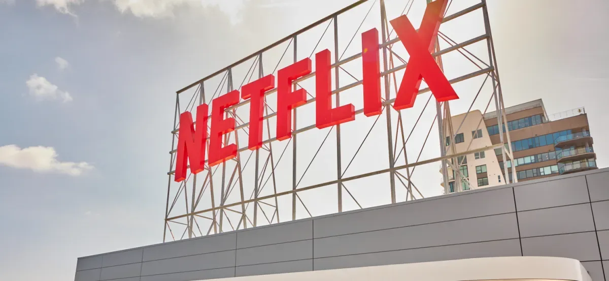 Netflix reduce personalul pentru a se adapta la competiția din streaming.