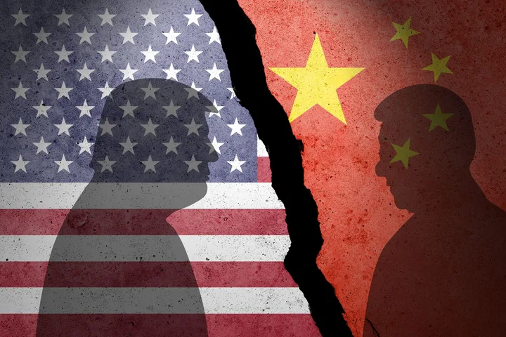 Tensiuni între SUA și China, cu restricții comerciale și sancțiuni impuse.