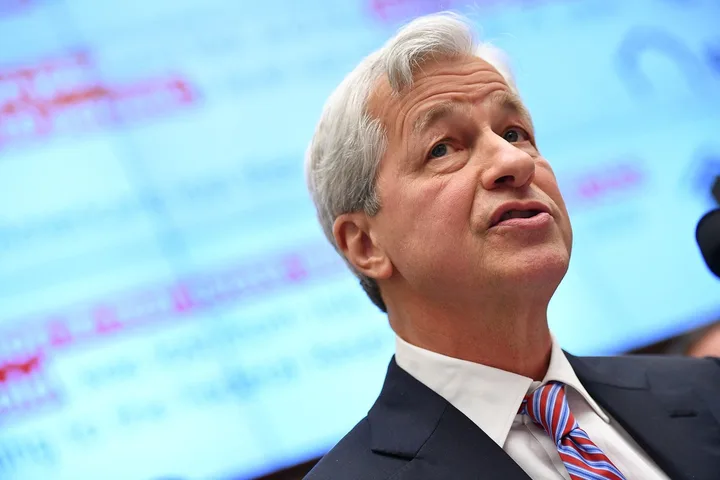 Directorul JPMorgan discutând despre rezultatele financiare recente.