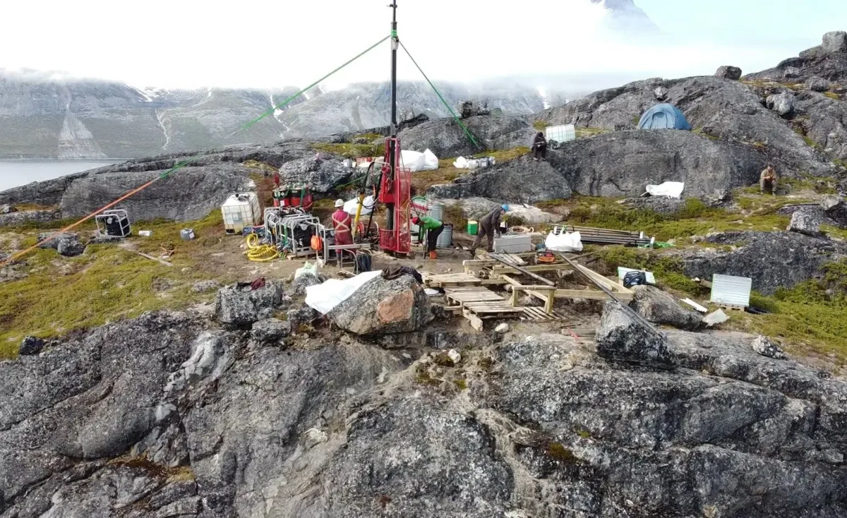 Locație de minerit pentru pământuri rare în Groenlanda, cu echipamente de extracție.
