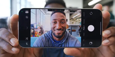 Xiaomi 17 Ultra Leica Edition, un telefon cu cameră avansată și zoom variabil.