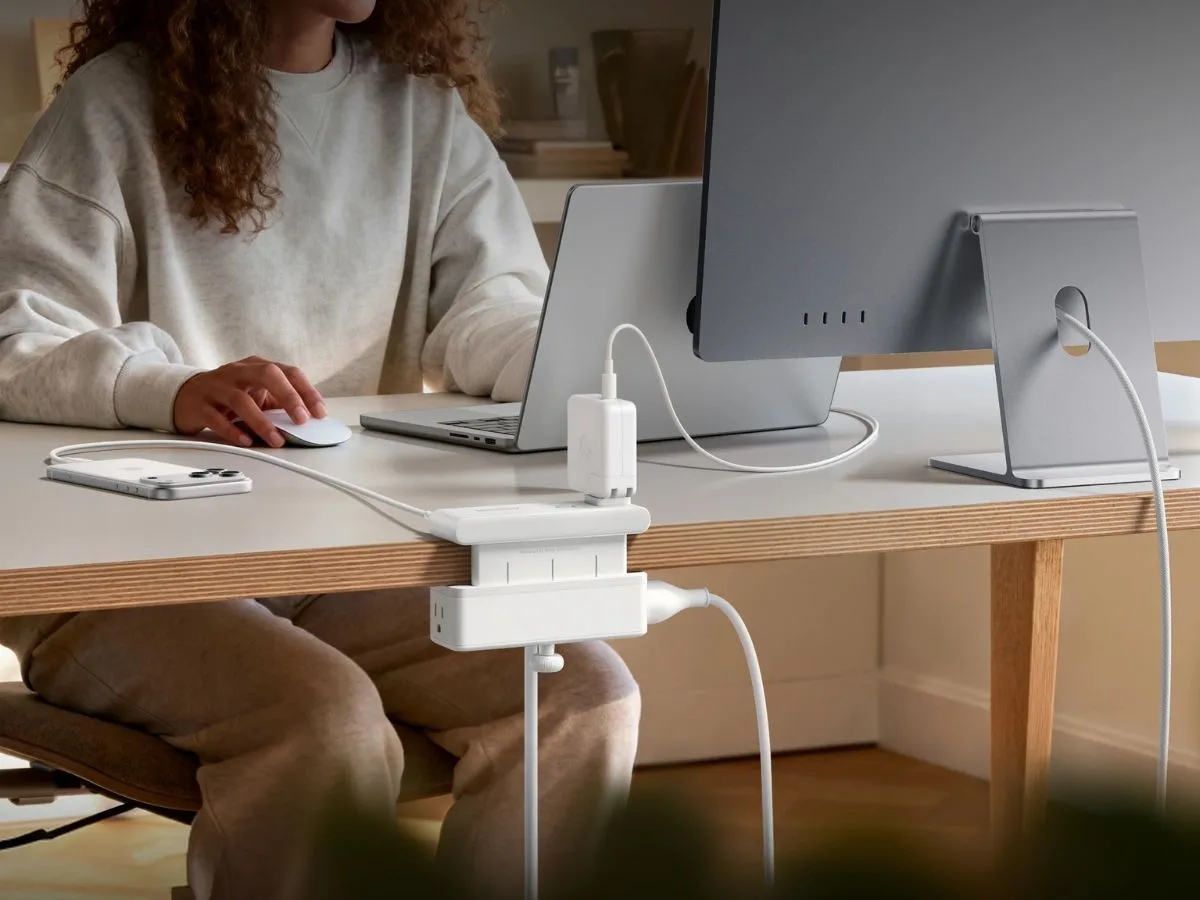 Încărcătorul alb Nano Power Strip conectat la un birou modern.