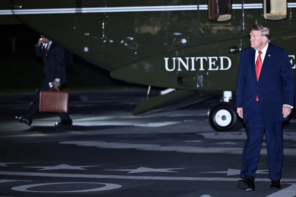 Donald Trump pe aeroport, discutând despre armistițiul energetic între Rusia și Ucraina.