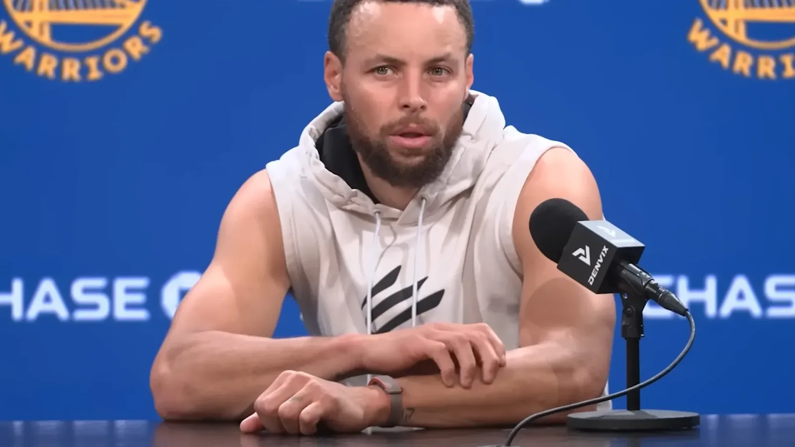 Stephen Curry la conferința de presă, purtând un Fitbit.