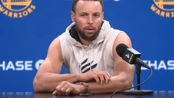 Stephen Curry la conferința de presă, purtând un Fitbit.