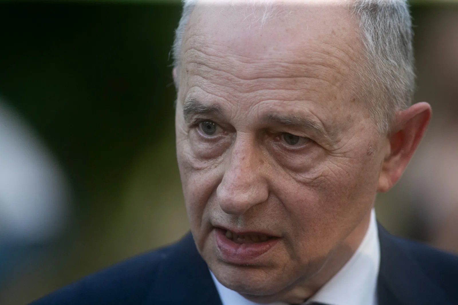 Mircea Geoană discutând despre industria de apărare transatlantică la summitul NATO.