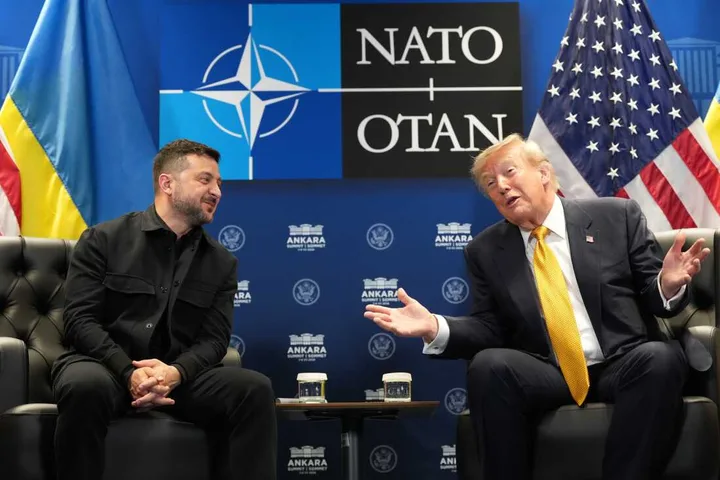 Donald Trump și Volodimir Zelenski discutând despre sprijinul militar pentru Ucraina.