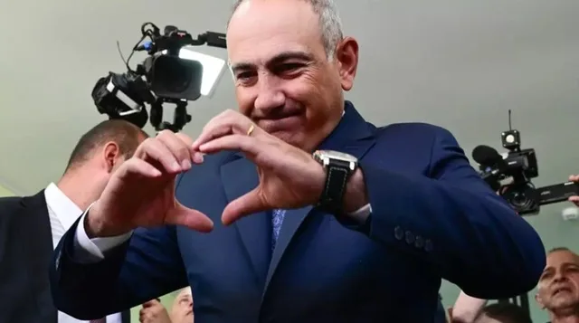 Nikol Pașinian zâmbind și făcând un gest de inimă.