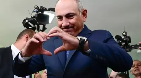 Nikol Pașinian zâmbind și făcând un gest de inimă.