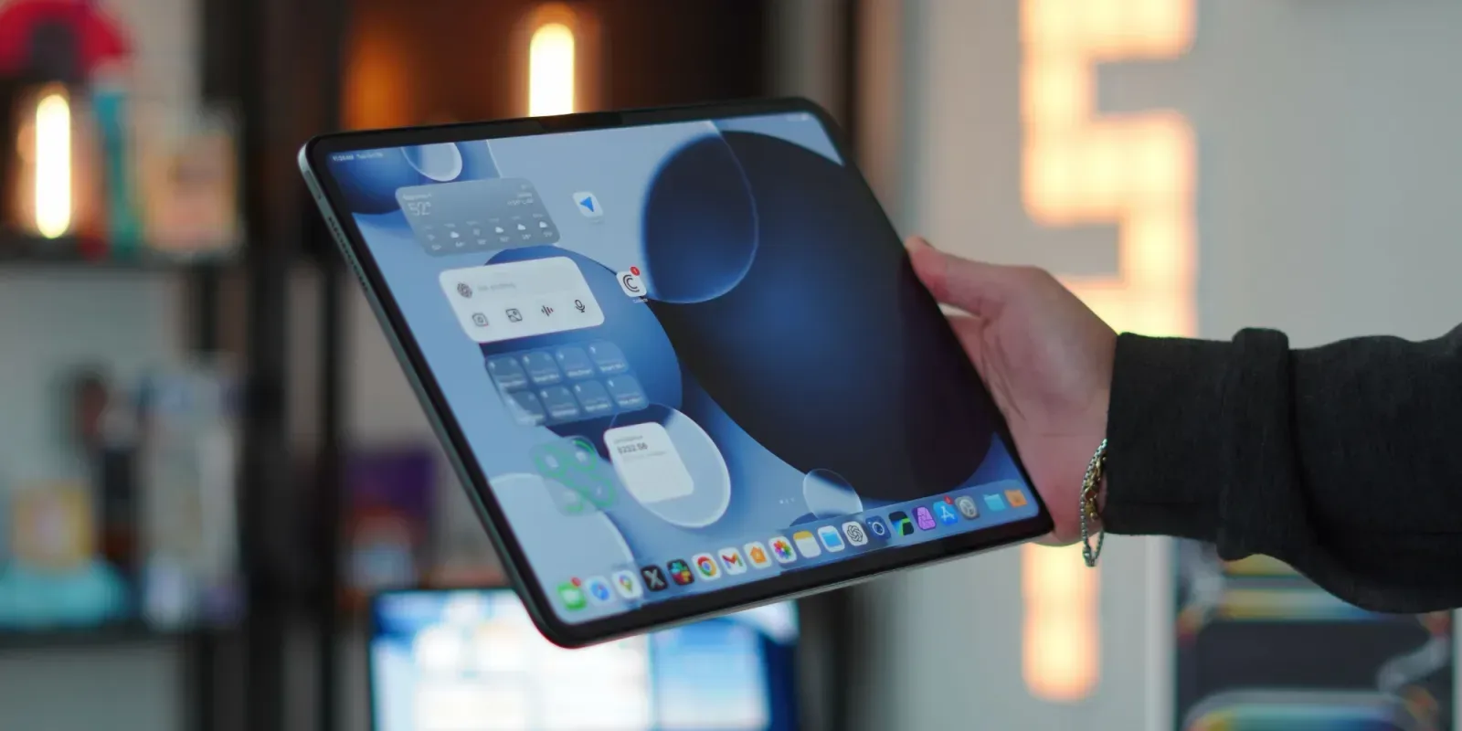 Un utilizator interacționând cu un dispozitiv Apple, evidențiind tehnologia modernă.