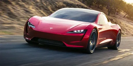 Tesla Roadster roșu pe drum, pregătit pentru o demonstrație spectaculoasă.