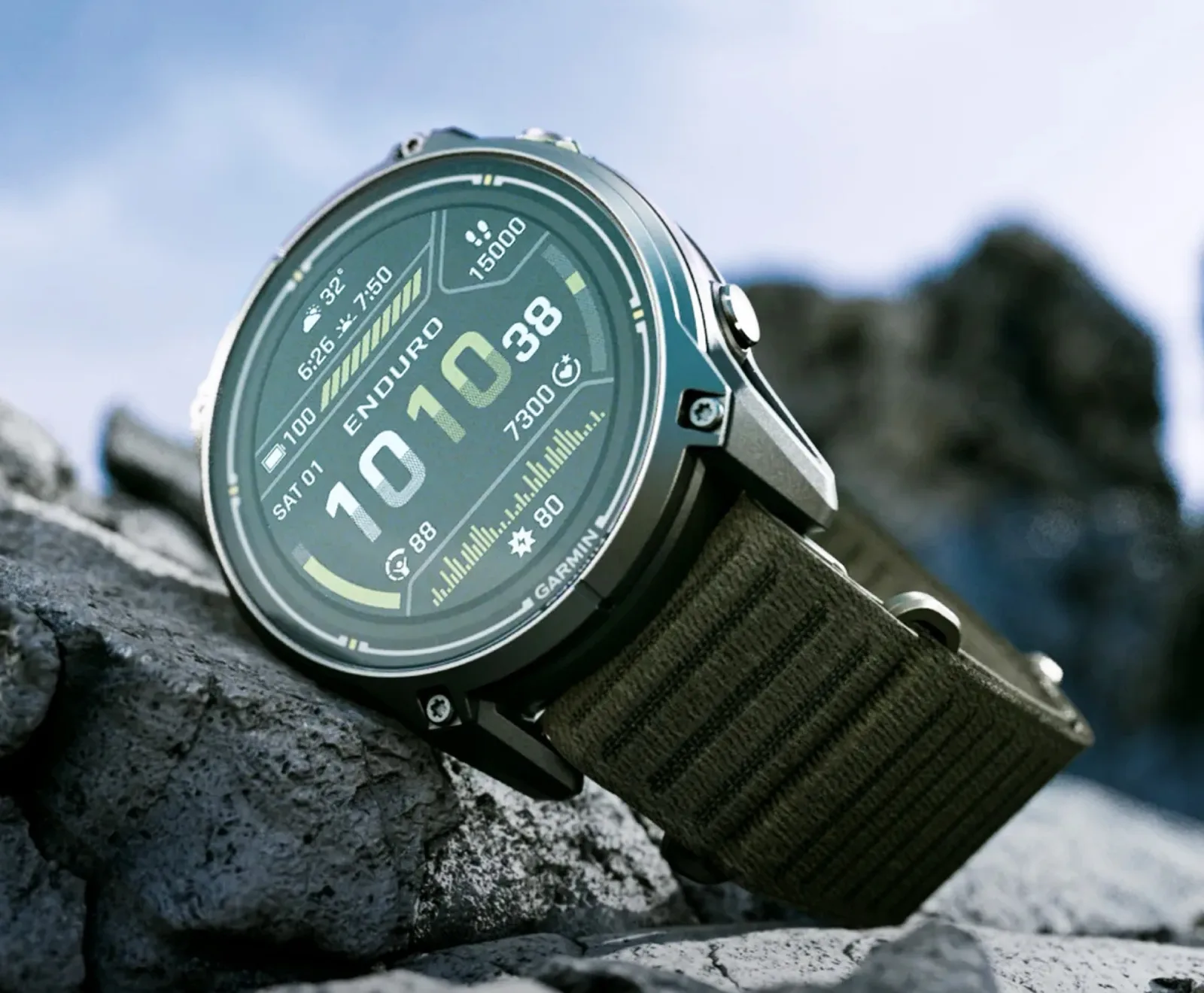 Ceas inteligent Garmin Enduro 4 pe un fundal stâncos, evidențiind designul robust.
