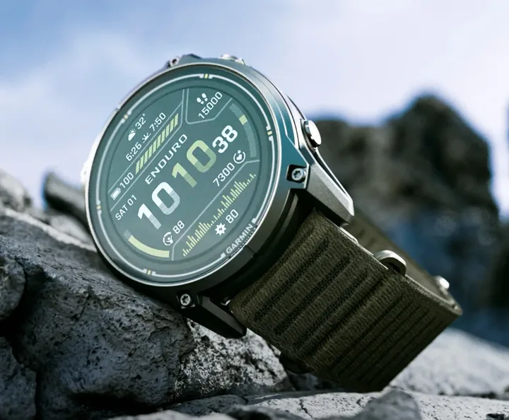 Ceas inteligent Garmin Enduro 4 pe un fundal stâncos, evidențiind designul robust.