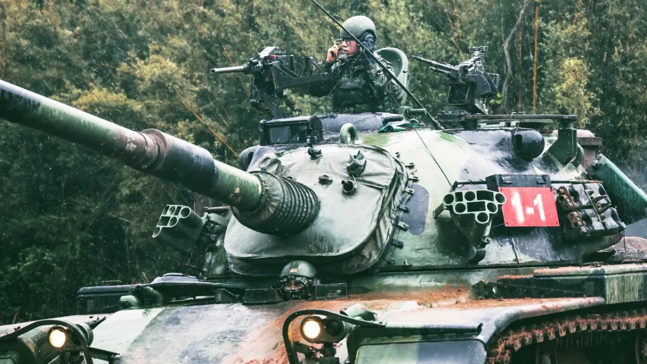Tanc CM-11 „Brave Tiger” în poziție statică pe malul râului Tamsui.