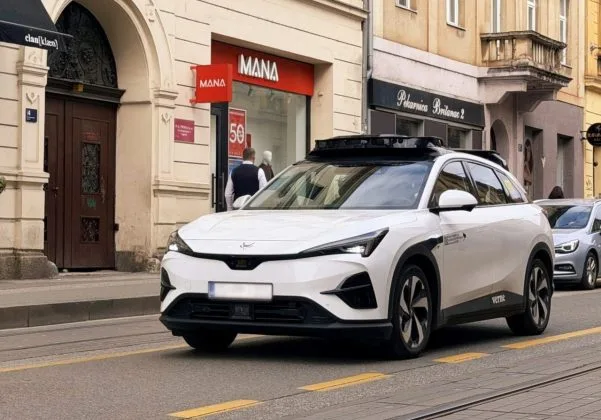 Robotaxi autonom pe străzile din Zagreb, pregătit pentru servicii de mobilitate.