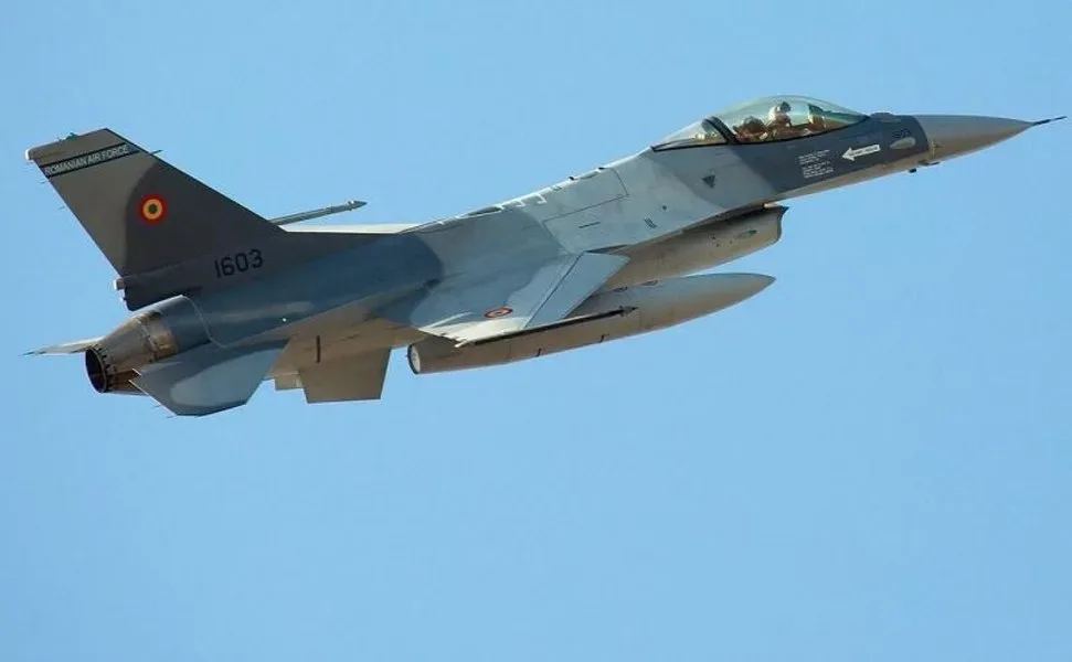 Avion F-16 românesc în zbor, pregătit pentru misiune.