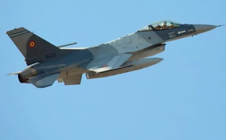Avion F-16 românesc în zbor, pregătit pentru misiune.