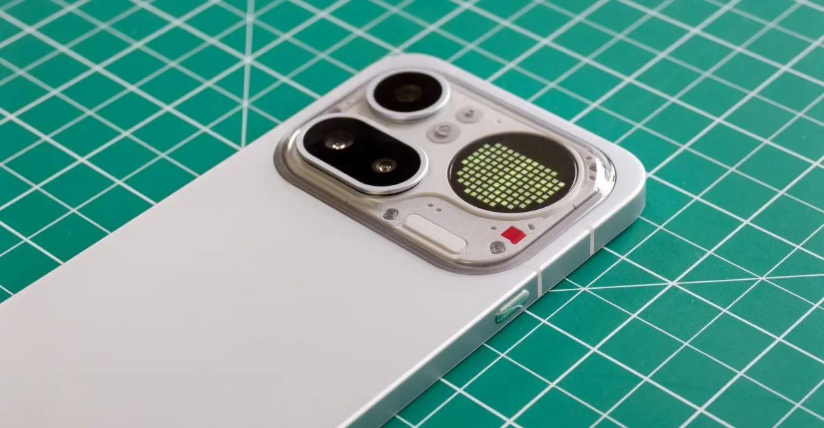 Un telefon modern pe un fundal verde cu grilaj.