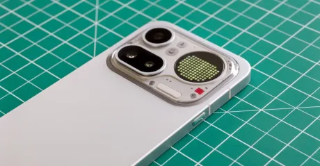Un telefon modern pe un fundal verde cu grilaj.