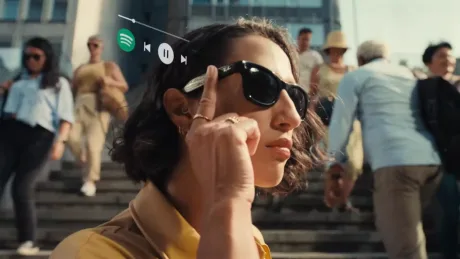 O femeie poartă ochelari Ray-Ban inteligenți în oraș.