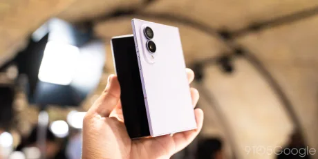 Un smartphone pliabil în mână, evidențiind designul său modern și elegant.