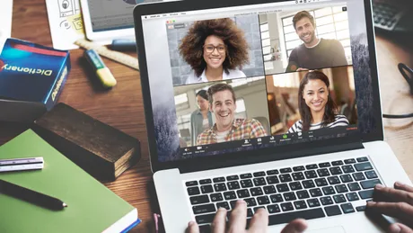 Utilizatori participanți la o întâlnire online pe Zoom, interacționând prin avatare AI.