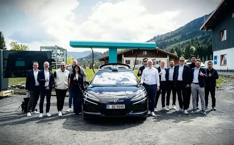 Reprezentanți BYD la inaugurarea stației de încărcare ultra-rapidă din Germania.