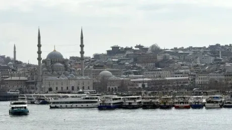 Peisaj urban cu moschei și bărci pe apă, în orașul Istanbul.