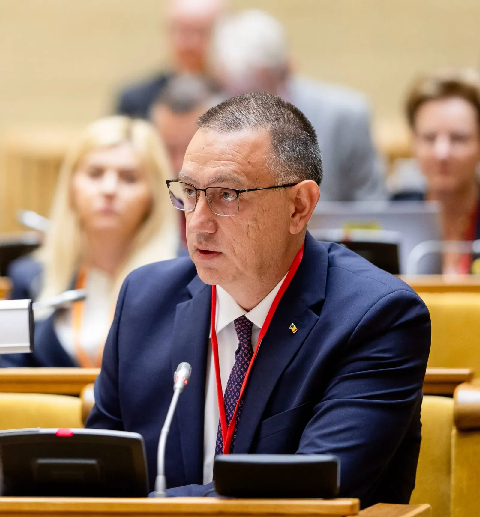 Mihai Fifor discutând despre politica de austeritate în cadrul partidului.