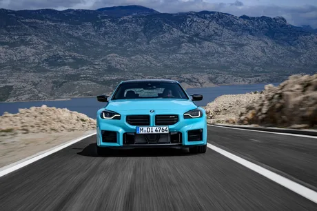 BMW M2 M xDrive pe drum, evidențiind performanța și designul său sportiv.