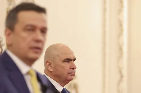 Reprezentanți ai guvernului discutând despre dificultățile financiare recente.