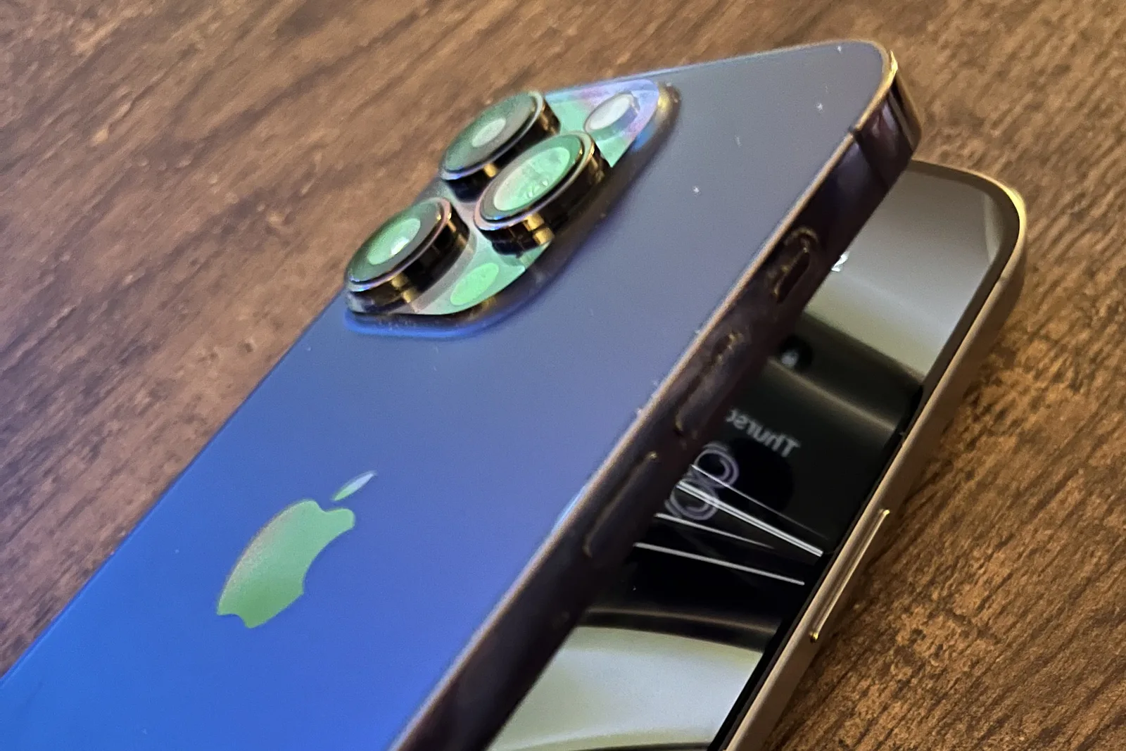 Apple explorează utilizarea metalului lichid pentru balamaua iPhone-ului pliabil.