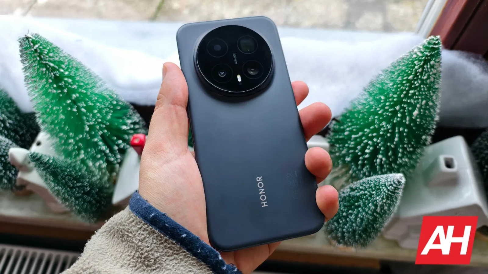 Un smartphone HONOR în mână, cu un design modern și detalii elegante.