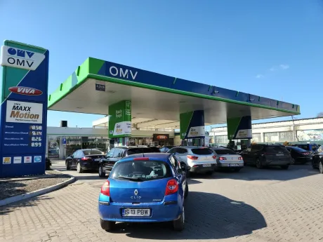Stație de alimentare OMV cu mașini la rând pentru motorină.