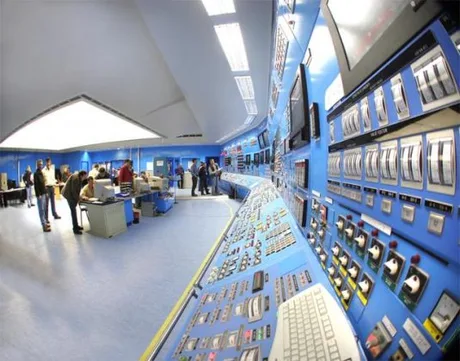 Centrala nucleară CNE Cernavodă, echipamente IT și personal în acțiune.