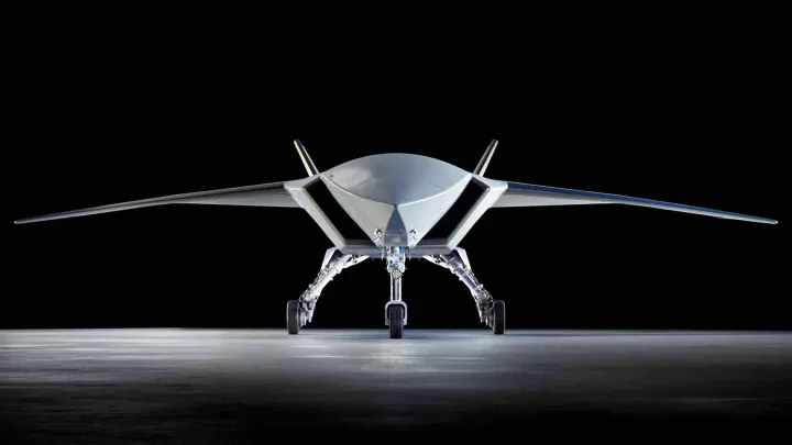 Drona MQ-28 Ghost Bat Block 3 cu design futurist și aripi extinse.