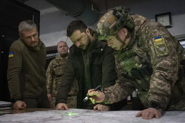 Zelenski discută strategii militare cu oficiali ucraineni în contextul crizei interne.