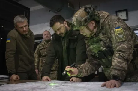 Zelenski discută strategii militare cu oficiali ucraineni în contextul crizei interne.