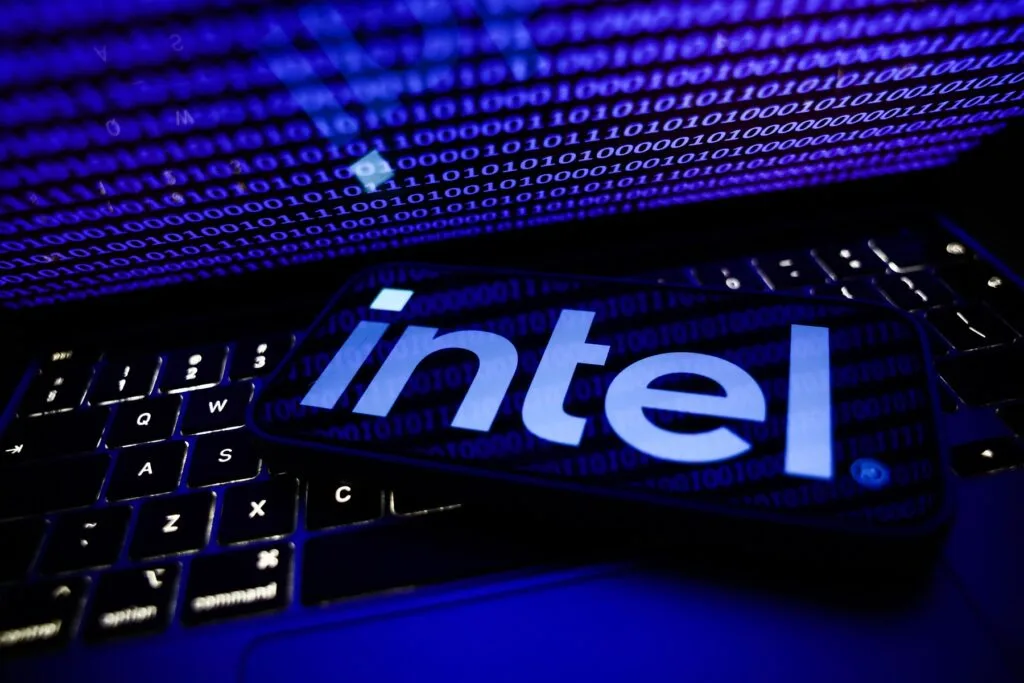 Logo Intel pe un laptop, simbolizând inovația în tehnologie.