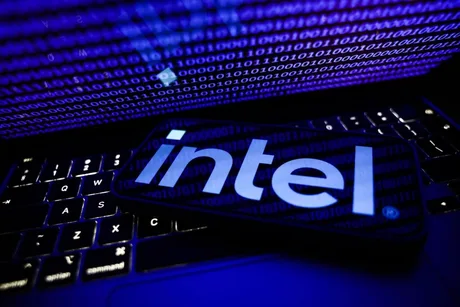 Logo Intel pe un laptop, simbolizând inovația în tehnologie.
