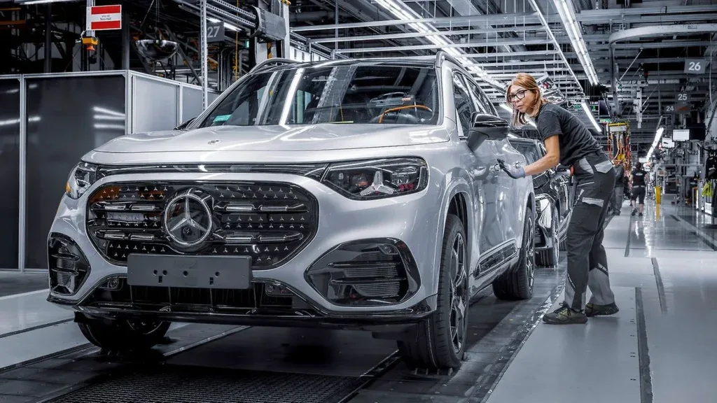 Fabrica Mercedes-Benz din Kecskemet, Ungaria, în plin proces de producție.