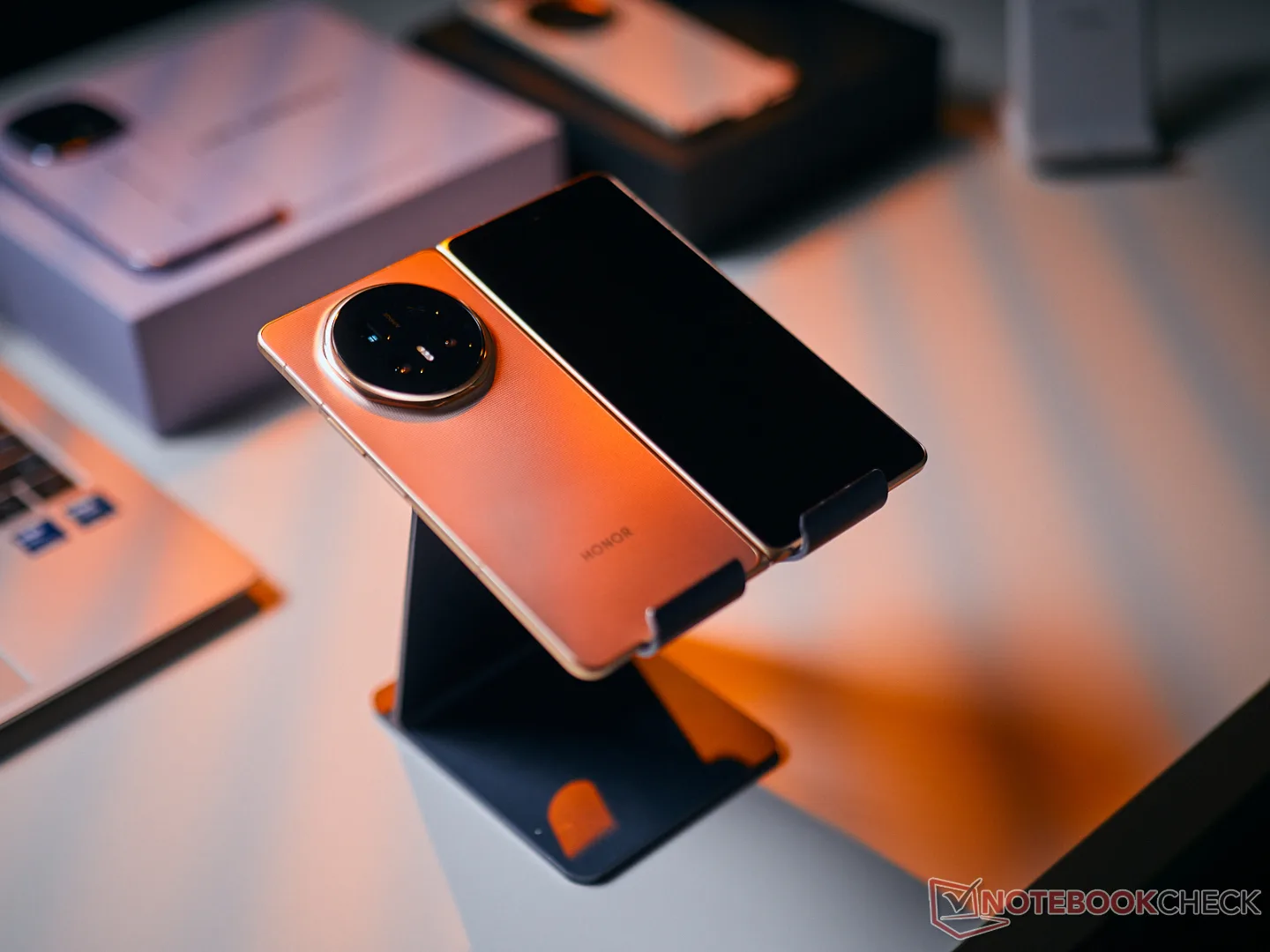 Smartphone pliabil cu design elegant și specificații avansate